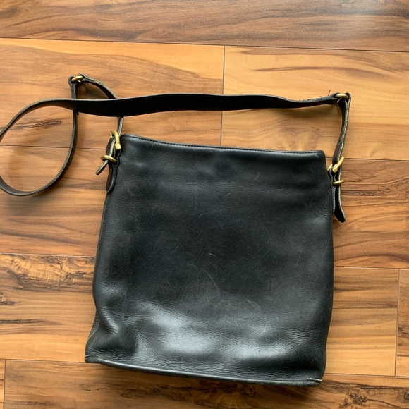 Coach Handbags - Vintage coach EQ slim bucket crossbody bag